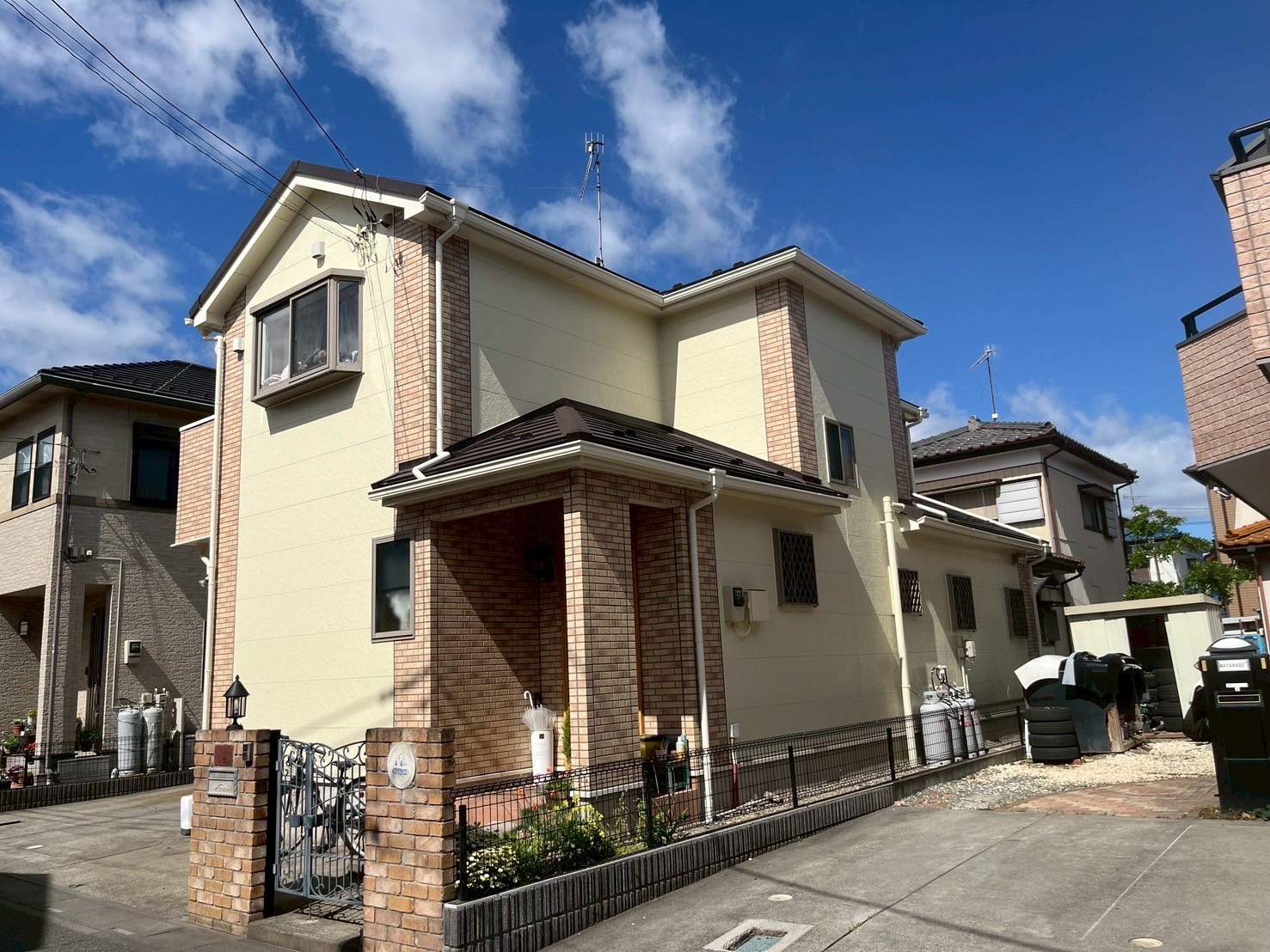 深谷市の築20年住宅を屋根カバー工事と外壁クリア塗装で防水性・耐久性アップ施工事例